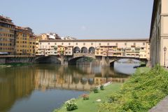 Firenze - Ponte Vecchio over the Arno river (from medevial butchers to current jewellers who don't pollute the river as butchers used to :-)