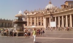 Vaticano - Piazza San Pietro (long queues one day and the next days just a few people, strange)